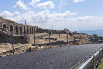 Çanakkale’de Assos Antik Liman Yolu’nda sıcak asfalt dökme çalışmaları başladı