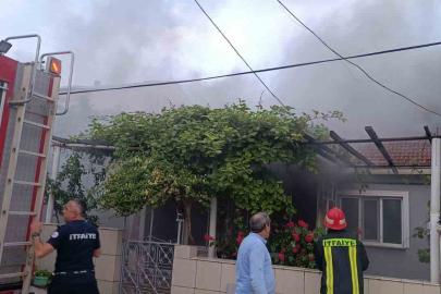 Çan’da alevlere teslim olan ahşap ev kullanılmaz hale geldi