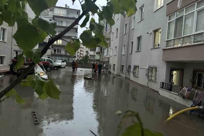 Çankırı’da yollar göle döndü, ev ve iş yerlerini su bastı