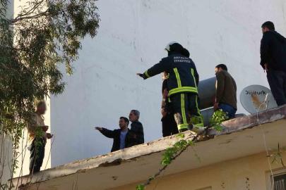 Çatıya çıkıp üzerine benzin döktü gazeteci oyaladı polis yakaladı