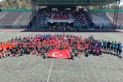 Çayırova’da 19 Mayıs coşkusu yeşil sahaya taşındı