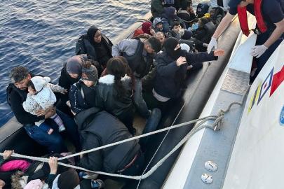 Çeşme açıklarında lastik botta 39 düzensiz göçmen yakalandı
