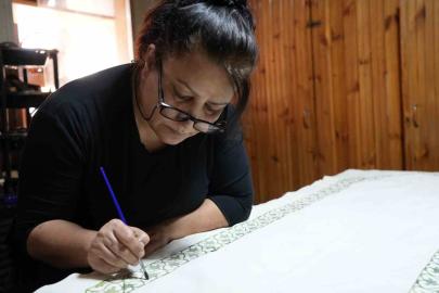 Çocukları için memurluğu bıraktı, kursta tanıştığı sanatla şimdi kadınlara umut oluyor