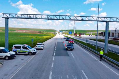 Çorum’da bayram tatili için yola çıkan sürücülere leblebi ikramı