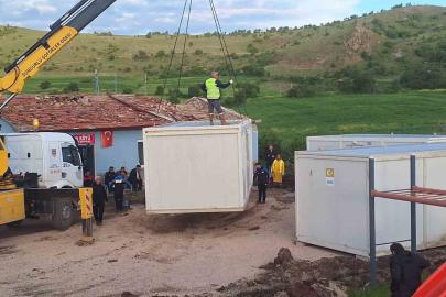 Çorum’da hortumdan etkilenen köylerde yaralar sarılıyor