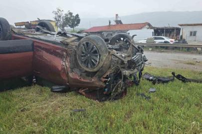 D100’da refüje çarpan cip yatakla attı:  4 yaralı