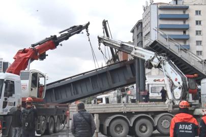 Damperi açık kamyon faciaya neden oldu: Üst geçit çöktü, 3 yaralı