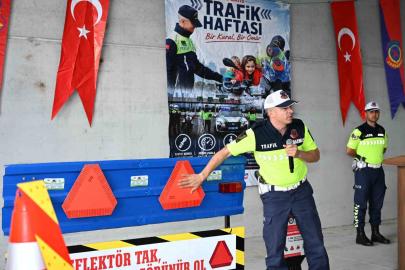 Demirci’de traktör sürücülerine reflektör dağıtımı yapıldı