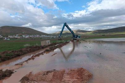 Demirözü’nde debisi yükselen derelerde çalışma başlatıldı