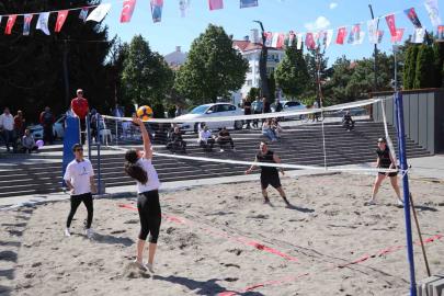 Denizi olmayan Bolu’da plaj voleybolu oynadılar
