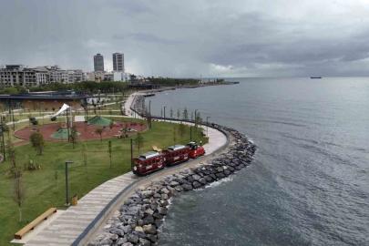 Depremin izlerinin silindiği İskenderun sahili ücretsiz nostaljik trenle şenlendi