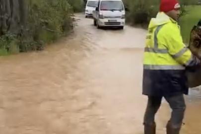 Dere taşkını yolu esir aldı, araçlar kontak kapattı