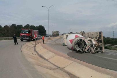 Devrilen beton mikserinin sürücüsü yaralandı