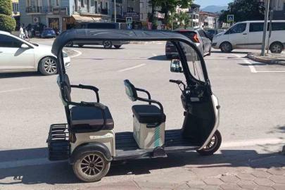Devrilen elektrikli motosikletteki 3 kişi yaralandı
