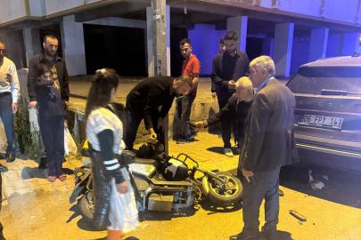 Devrilen motosikletin sürücüsü, otomobilin altında sıkıştı