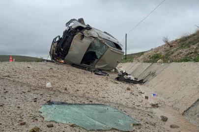 Devrilen otomobilde biri bebek 3 kişi yaralandı