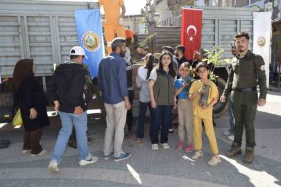 Dicle Orman İşletme Şefliği ilçede yaklaşık bin 500 adet fidan dağıttı