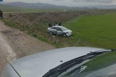 Diyadin’de direksiyon hakimiyetini kaybeden sürücü şarampole uçtu