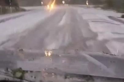 Dolu yağışı yolu beyaza bürüdü