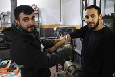 Dünyaca ünlü Sivas bıçağının keskinliğini kol kıllarında test etti
