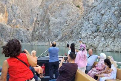 Dünyanın ikinci büyük kanyonunda tekne keyfi yapıp dağ keçilerini izliyorlar