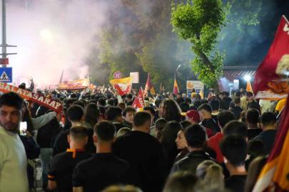 Edirne’de Galatasaraylı taraftarlardan meşaleli şampiyonluk kutlaması