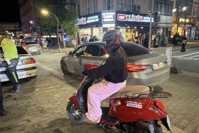 Ehliyet sevincini polislere erik ikram ederek paylaştı