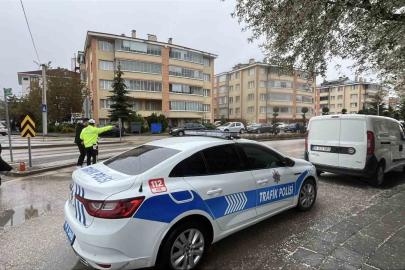 Ehliyeti iptal edilen sürücü yaşlı kadına çarptı
