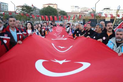 Elazığ’da 100 metrelik Türk bayrağıyla fener alayı düzenlendi