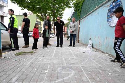 Emniyet Müdürü Sazak, Şırnak sokaklarında çocuklarla sek sek oynadı