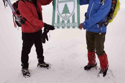 Erciyes dağına tırmanan Muğlalı dağcılar ‘Şampiyon Muğlaspor’ flaması açtı