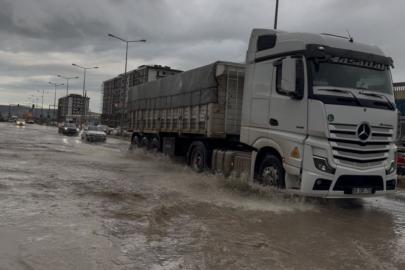 Ergani’yi sağanak vurdu, yollar göle döndü