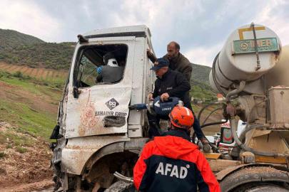 Eruh’ta beton mikseri kaza yaptı, sıkışan sürücüyü ekipler kurtardı