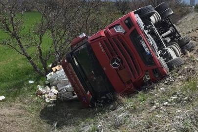 Erzincan’da soda yüklü tır devrildi