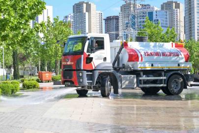 Esenyurt Belediysi’nde Bayram mesaisi: Park ve piknik alanları dip köşe temizlendi