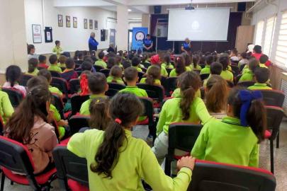 Eskişehir polisi ilçelerdeki öğrencileri hem eğlendiriyor hem bilgilendiriyor