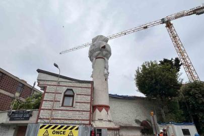 Fatih’te 400 yıllık cami minaresinin kubbesi vinç çarpmasıyla yıkıldı