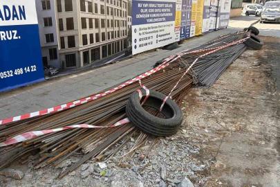 Fatih’te İETT otobüsünün altından giren inşaat demiri, yolcuyu yaraladı