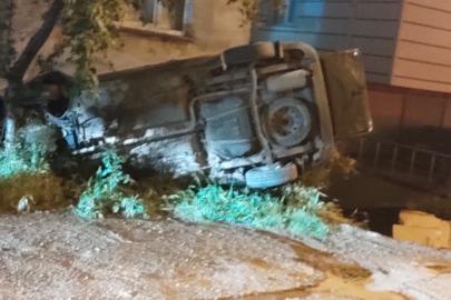 Freni boşalan araç apartman boşluğuna düştü