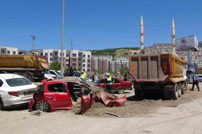 Freni boşalan kamyon 7 araca çarptı: 6 yaralı