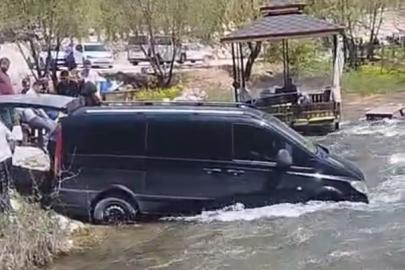 Freni boşalınca çaya giren minibüs traktör yardımıyla kurtarıldı