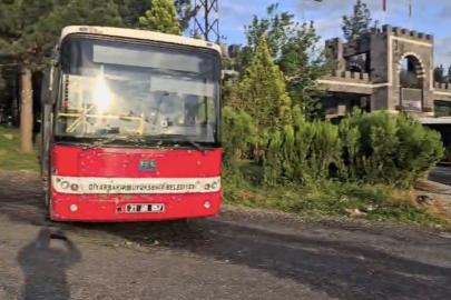 Freni patlayan halk otobüsü refüjde durdu