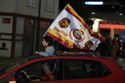 Galatasaray taraftarı şampiyonluğu sokaklarda kutladı