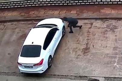 Gaziantep’te gündüz vakti park halindeki 2 aracın lastiği kesici aletle patlatıldı