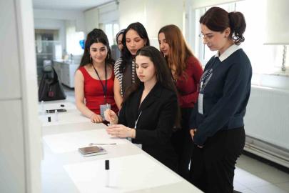 Geleceğin diş hekimleri ve eczacıları sektörün nabzını tuttu