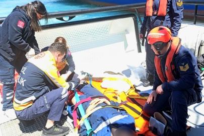 Gemide yaralanan personelih yardımına sahil güvenlik yetişti