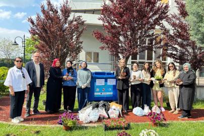 Gençlerden örnek hareket: Çöp topladılar, bahçeyi güllerle süslediler