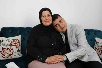 Görme engelli oğlunun eğitimi için Braille alfabesini öğrendi