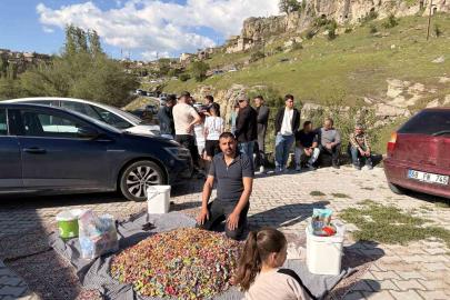 Güzelyurt’ta şekerli mezarlık ziyareti geleneği sürüyor