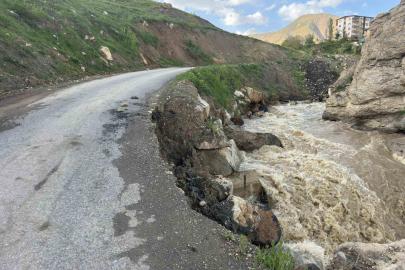 Hakkari’de iki mahalleyi bağlayan yol çöktü